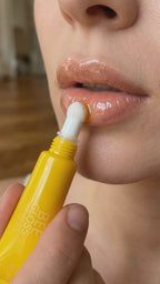 Bee Gloss auftragen auf Lippen